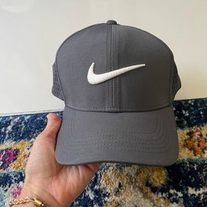 Mens Nike hat in grey. Fitted